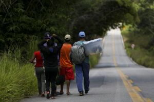 Sem passaporte, venezuelanos enfrentam caminhadas para ter refúgio