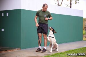 Com linguagem corporal e amor, militar do Bope mostra como é ser adestrador de cães