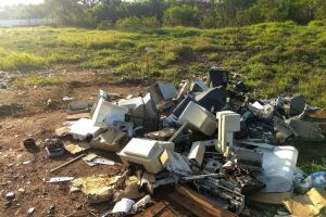 Pilha de lixo eletrônico ao lado de córrego causa riscos para saúde da população na Capital