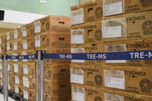 TRE-MS realiza procedimento de carga e lacração das urnas para as Eleições 2018