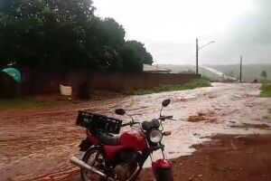 Vídeo: tempo muda e chuva causa enxurrada em bairro da Capital