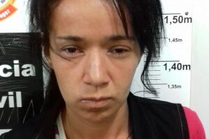 Presa com drogas, mulher causa confusão, machuca guarda municipal e quebra viatura