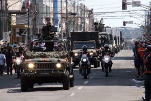 Militares levam carro de combate M-60 para desfile de 7 de setembro na Capital
