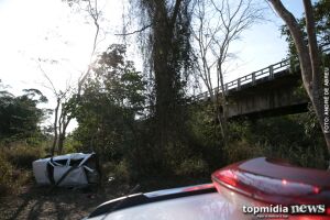 Carro cai de ponte; motorista morre e passageira fica ferida