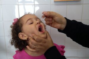 Apesar do feriado, plantão de vacinação contra pólio e sarampo continua em 4 postos