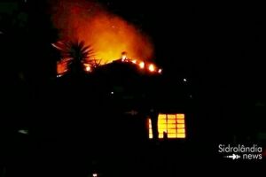 Incêndio destrói residência e deixa pai e dois filhos desabrigados