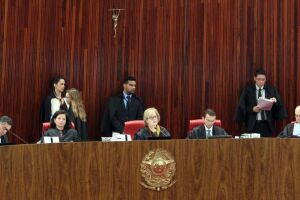 TSE decide por 6 votos a 1 rejeitar a candidatura de Lula a presidente