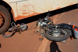Motociclista morreu ao bater de frente em ônibus