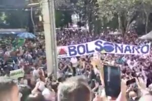 Multidão canta hino nacional em homenagem a Bolsonaro