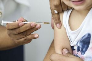Quatro unidades de saúde da Capital ainda vacinam contra pólio e sarampo