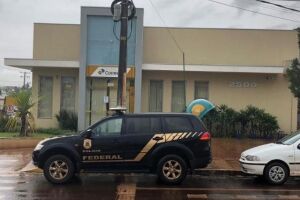 Bandidos invadem agência dos Correios e fogem levando R$ 30 mil