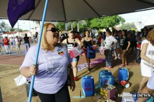 Passeata 'Mulheres pela Democracia' é realizada na praça das Araras
