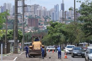 Prefeitura retira pavimento comprometido para iniciar recapeamento da Euler de Azevedo