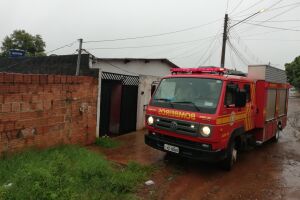 Água invade casa nas Moreninhas, moradora se assusta e chama bombeiros