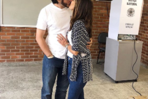 Túlio Gadêlha comemora vitória nas eleições com beijão em Fátima Bernardes