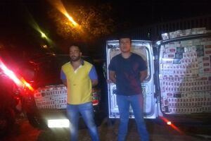 Dupla é presa com carros carregados de cigarros contrabandeados após perseguição policial