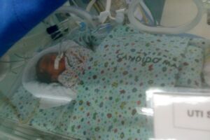 Kerollyn nasceu de 30 semanas e batalha pela vida desde 1º dia; família pede ajuda