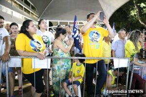 Uniformizados, eleitores de Bolsonaro vibram durante apuração de votos no TRE