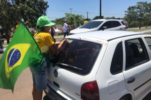 Defensores de Bolsonaro realizam manifestação neste domingo na Capital