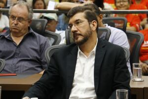 VÍDEO: Kemp chama Bolsonaro de fascista e cria 'treta homérica' com deputados