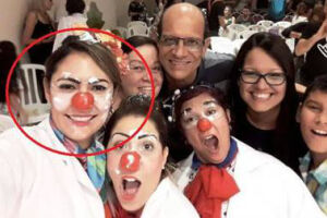 Mulher de Bolsonaro aparece fantasiada de palhaça da alegria em formatura