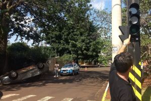 Motorista avança em semáforo com luz apagada e provoca capotamento na Orla Morena