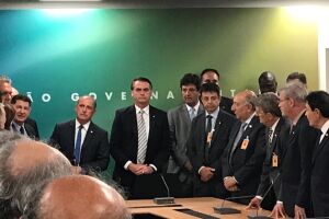 Bolsonaro oficializa nomeação de Mandetta no Ministério da Saúde