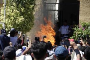 Fake News no WhatsApp faz povoado no México queimar dois homens vivos