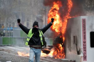 Manifestantes protestam contra aumento de combustíveis em Paris