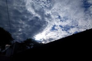 Capital acorda com sol entre nuvens; previsão de chuva permanece
