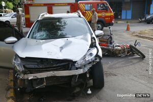 Semáforo com falha teria causado acidente entre carro e moto na Vila Bandeirantes