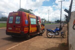 Batida entre motos deixa mulher inconsciente no Guanandy