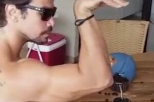 #ElaSIM: Sem camisa, cantor Mariano grava vídeo 'defendendo' uva passa na comida