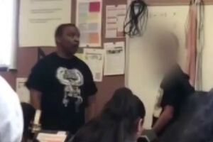 Vídeo: após ser xingado, professor agride aluno em sala de aula
