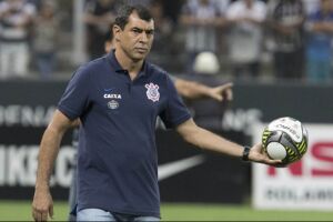 Carille aguarda Corinthians e dá prioridade ao clube em retorno ao Brasil