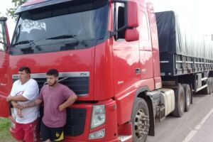 Dupla foi presa prestes a passar caminhão para a Bolívia