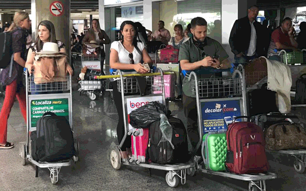 Médicos cubanos chegam ao Aeroporto de Brasília para retornar a Havana