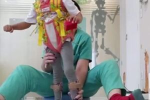 VÍDEO: menino com paralisia anda sozinho pela 1ª vez e emociona médicos