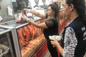 Após denúncia em rede social, supermercado que vendia carne podre é notificado