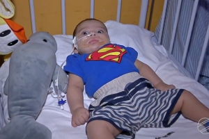 Família de bebê de 4 meses pede ajuda para conseguir respirador e levar criança para casa em MS