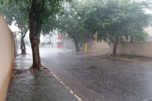Depois de mormaço, chuva forte atinge centro e bairros de Campo Grande