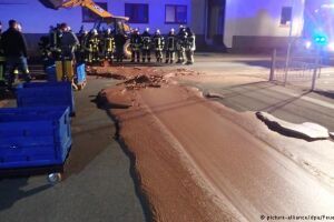 Chocolate vaza em fábrica alemã e inunda rua