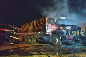 Caminhão pega fogo em terreno e bombeiros controlam chamas