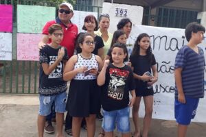 Professores demitidos, pais e alunos protestam contra fechamento de escola na Capital