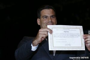 Contar exibe com orgulho diploma de eleito