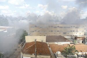 Hotel foi destruído pelas chamas no bairro Amambaí