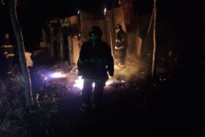 Incêndio destrói casa de madeira; moradora diz que fogo pode ter sido provocado