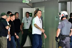 Bolsonaro chega à arena do Palmeiras para ver jogo da taça; opositores protestam com cartazes