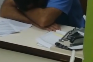 Médico de plantão dorme durante consulta em UPA