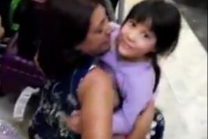 Maria abraça as duas netas que estavam no Japão